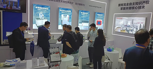 客戶駐足觀看、咨詢